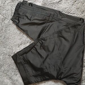 Athleta Black shiny Radiant joggers Zip Snap Close Ankles Pockets  Size 8P